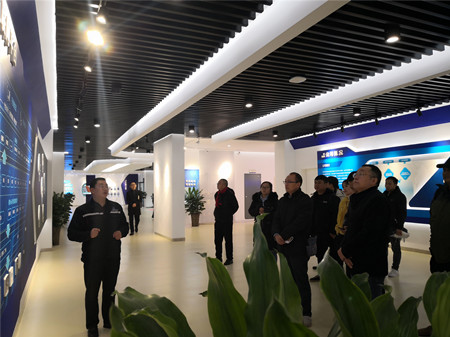 图3 名师工作室团队参观学习白酒智能制造自动化生产线_副本.jpg 图3 名师工作室团队参观学习白酒智能制造自动化生产线_副本.jpg