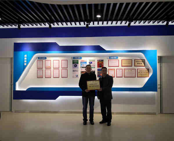 图1 名师工作室团队在醉清风酒业股份有限公司举行实践基地挂牌仪式 (1)_副本.jpg 图1 名师工作室团队在醉清风酒业股份有限公司举行实践基地挂牌仪式 (1)_副本.jpg