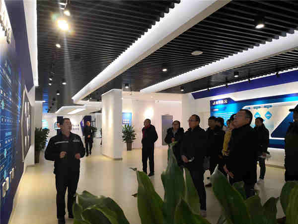 图2 名师工作室团队在醉清风酒业股份有限公司举行实践基地挂牌仪式 (2)_副本.jpg 图2 名师工作室团队在醉清风酒业股份有限公司举行实践基地挂牌仪式 (2)_副本.jpg