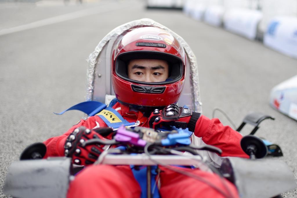 赛道奔驰.jpg 赛道奔驰.jpg