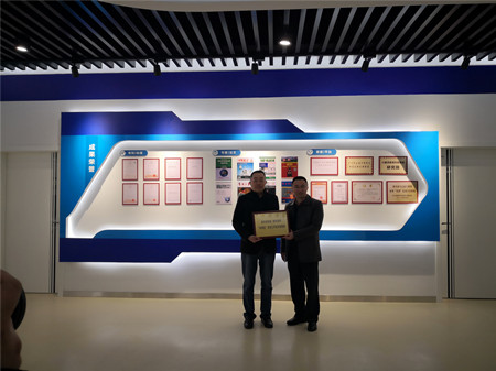 图4 名师工作室团队在醉清风酒业股份有限公司举行实践基地挂牌仪式_副本.jpg 图4 名师工作室团队在醉清风酒业股份有限公司举行实践基地挂牌仪式_副本.jpg