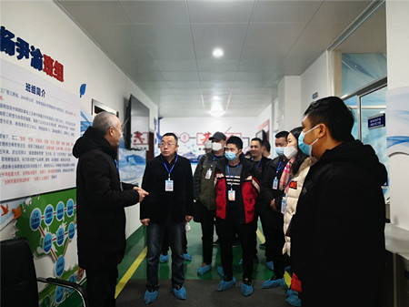 图5 杨尹渝特级技师向工作室成员介绍杨尹渝国家技能大师工作室_副本.jpg 图5 杨尹渝特级技师向工作室成员介绍杨尹渝国家技能大师工作室_副本.jpg